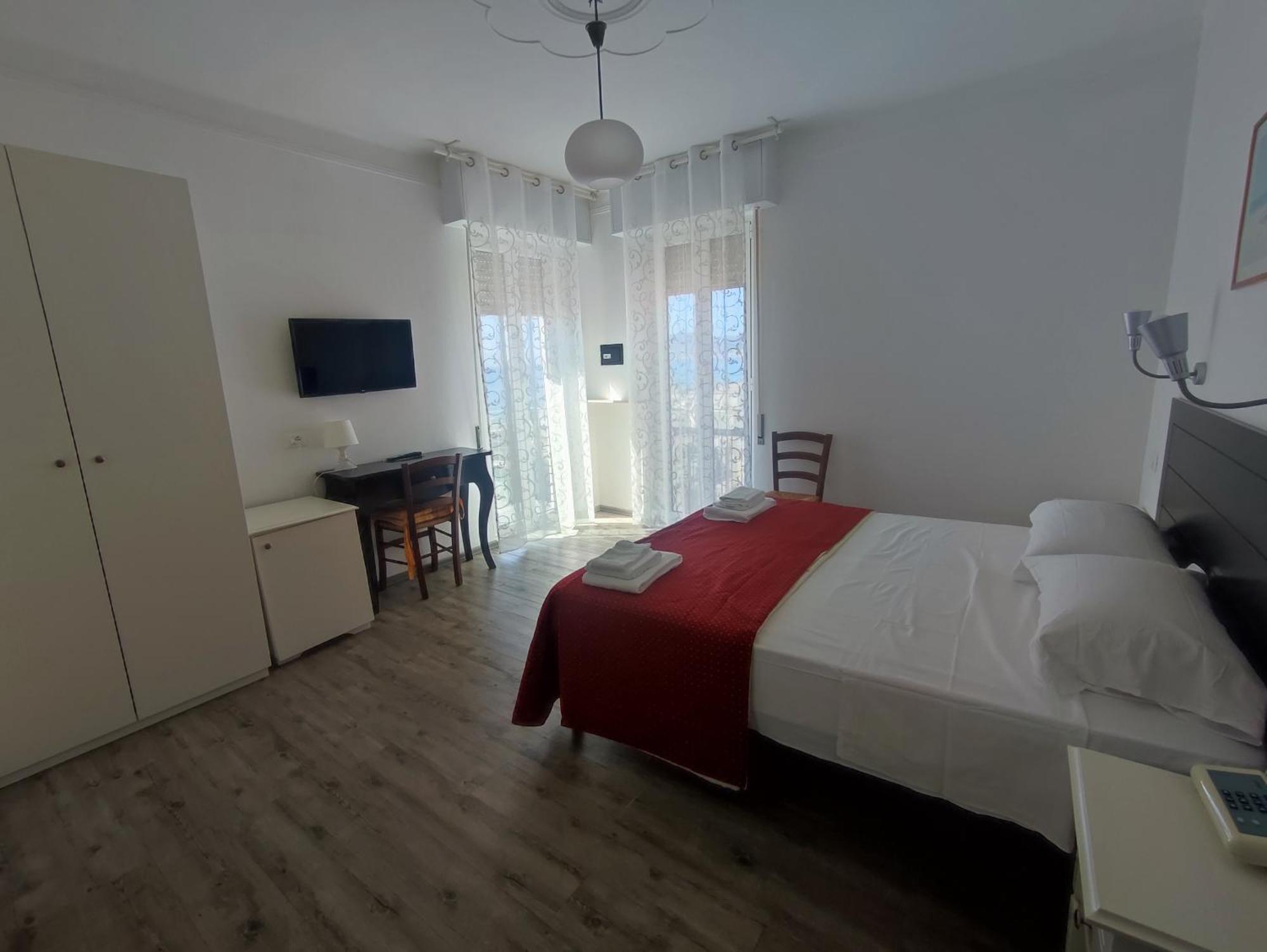 Hotel Tirreno Аласио Екстериор снимка