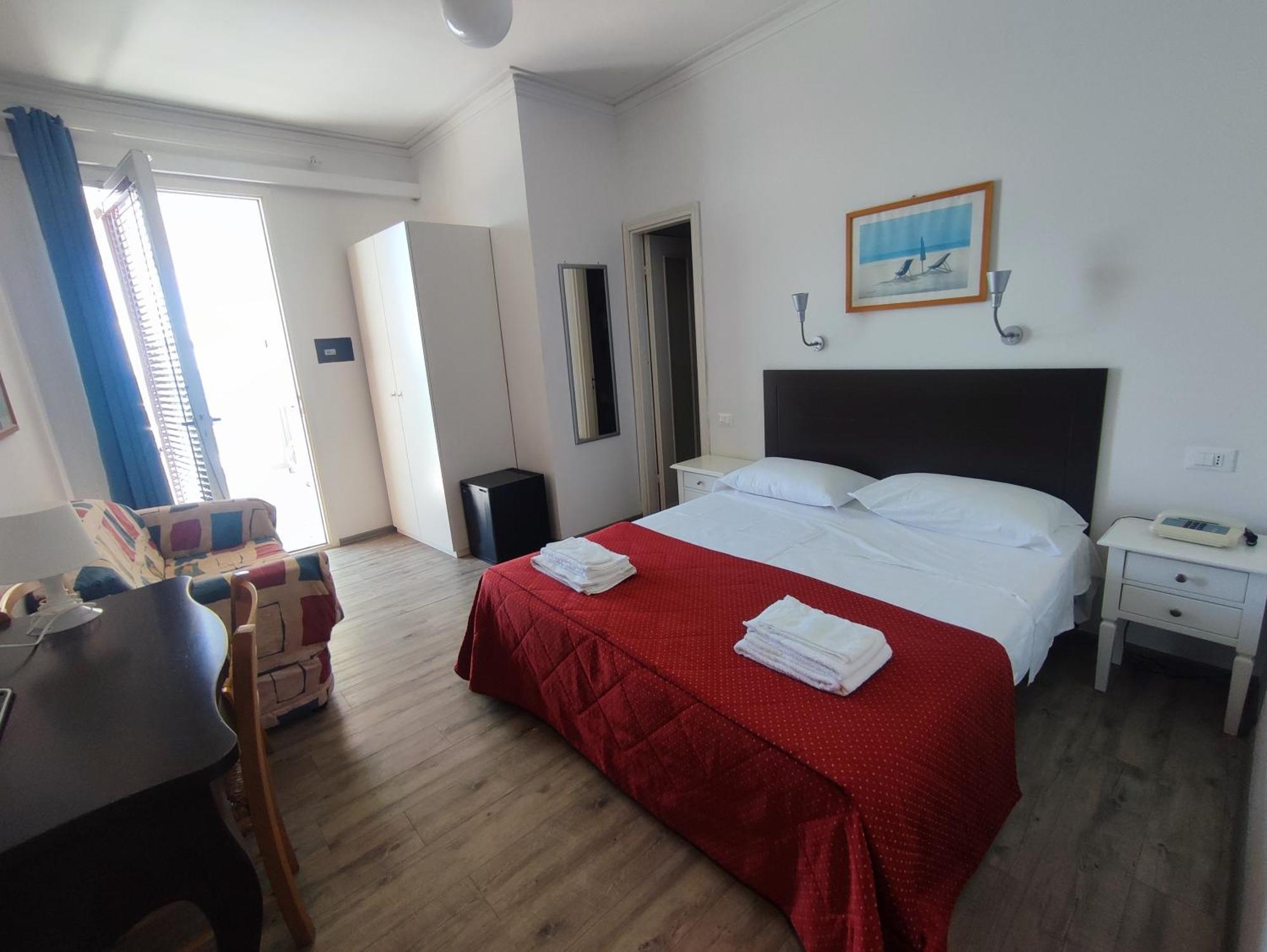 Hotel Tirreno Аласио Екстериор снимка