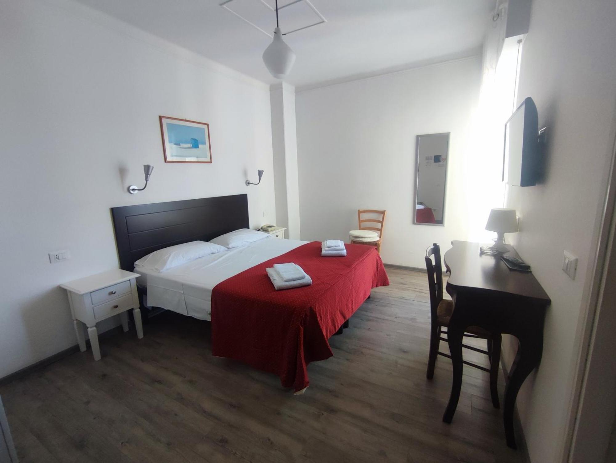 Hotel Tirreno Аласио Екстериор снимка