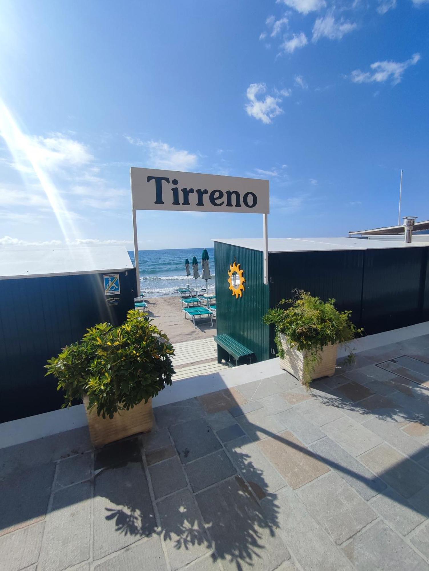 Hotel Tirreno Аласио Екстериор снимка