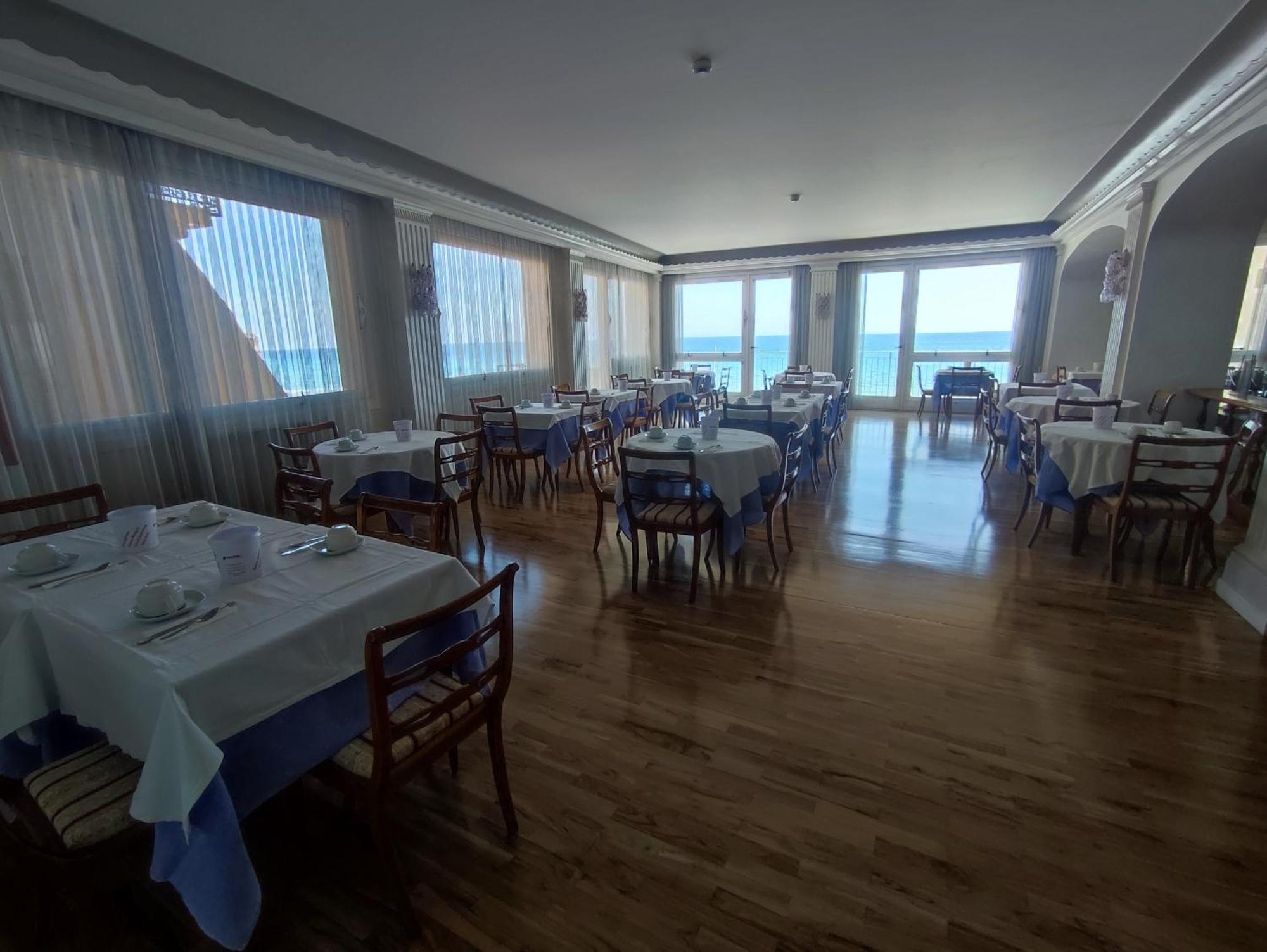 Hotel Tirreno Аласио Екстериор снимка