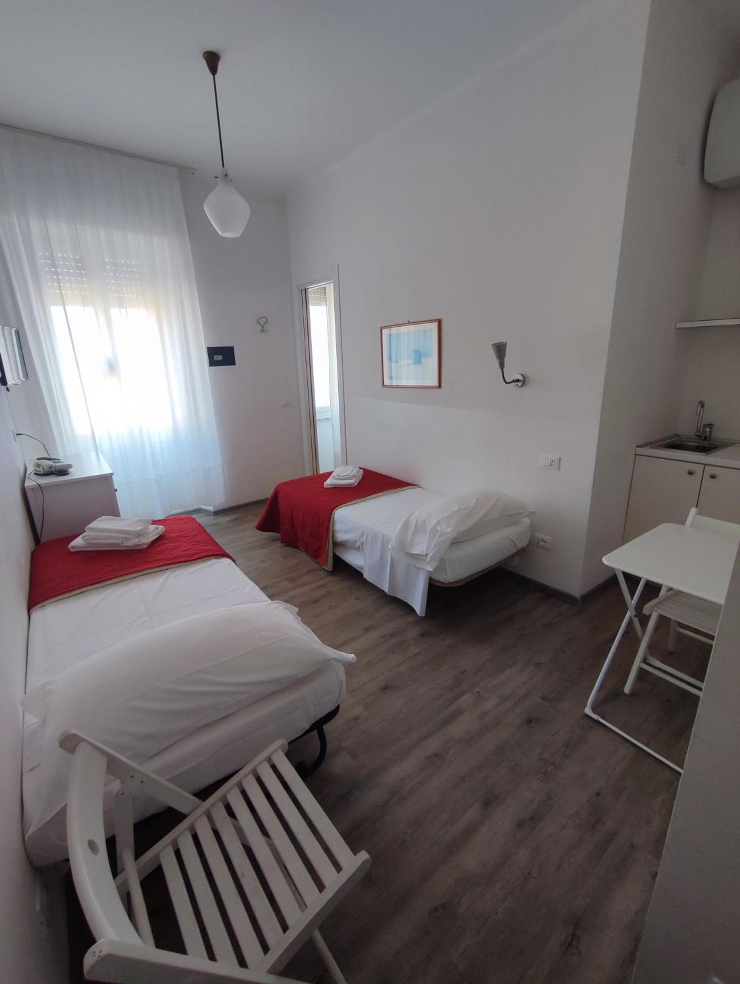 Hotel Tirreno Аласио Екстериор снимка