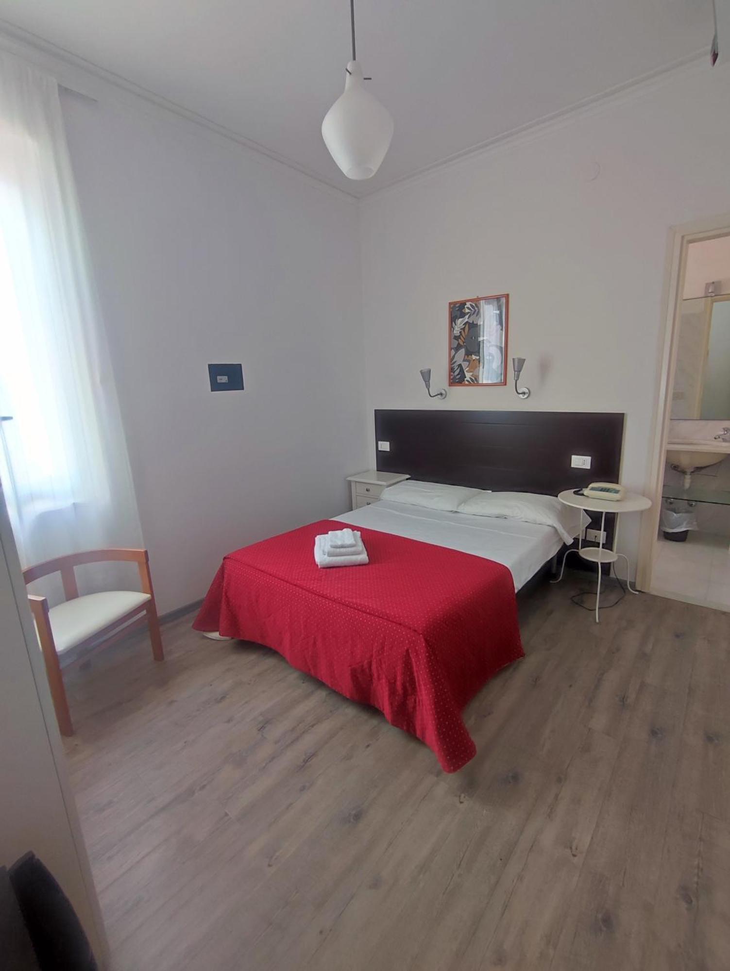 Hotel Tirreno Аласио Екстериор снимка